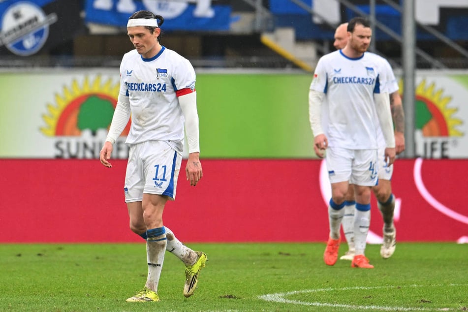 Fabian Reese (28, l.) und Co. verlassen nach der fiesen Klatsche in Paderborn mit gesenkten Köpfen das Spielfeld.