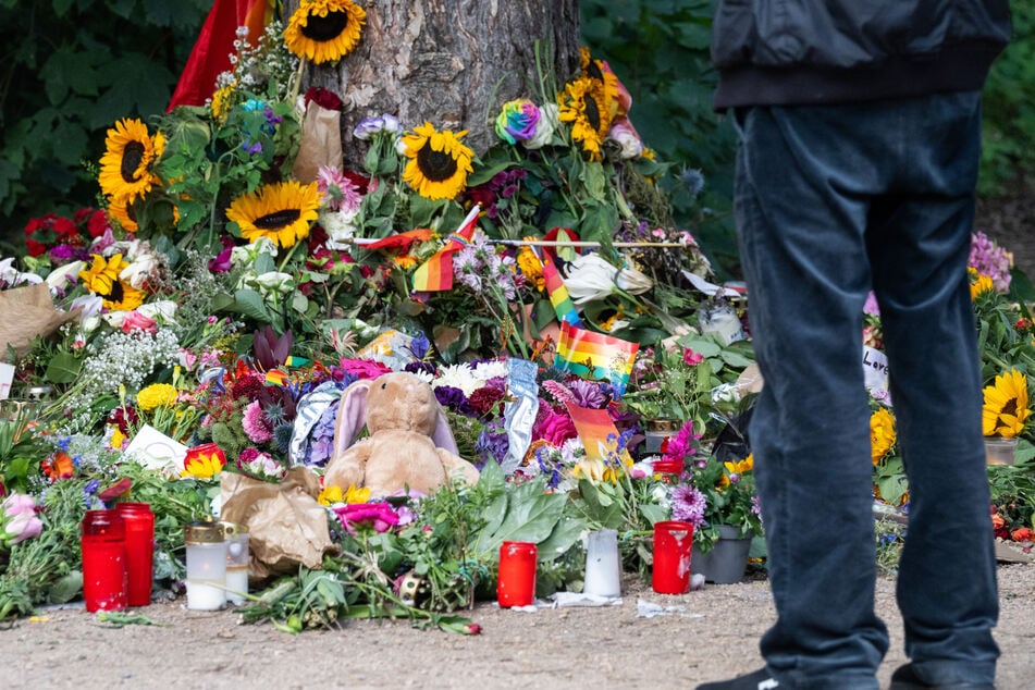 Bei der Parade zum Christopher Street Day (CSD) in Berlin am 25. Juli wurde eine 65-jährige Frau aus Polen getötet. Am Tiergarten wurde daraufhin dem Opfer gedacht.