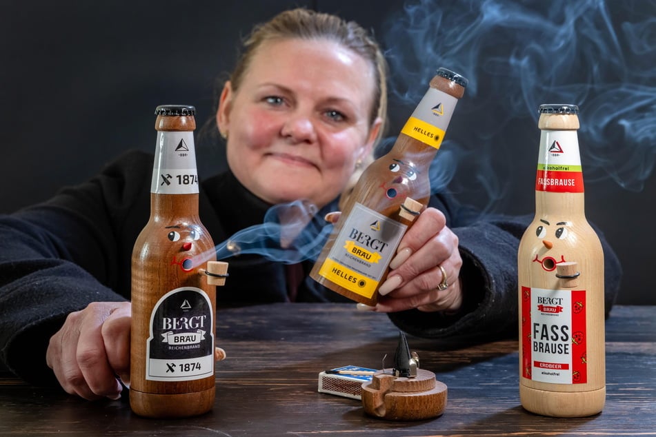 Die Reichenbrander Brauerei hat limitierte Räucher-Bierflaschen aus Holz im Angebot. Kathleen Bergt (40) zeigt die Flaschen.