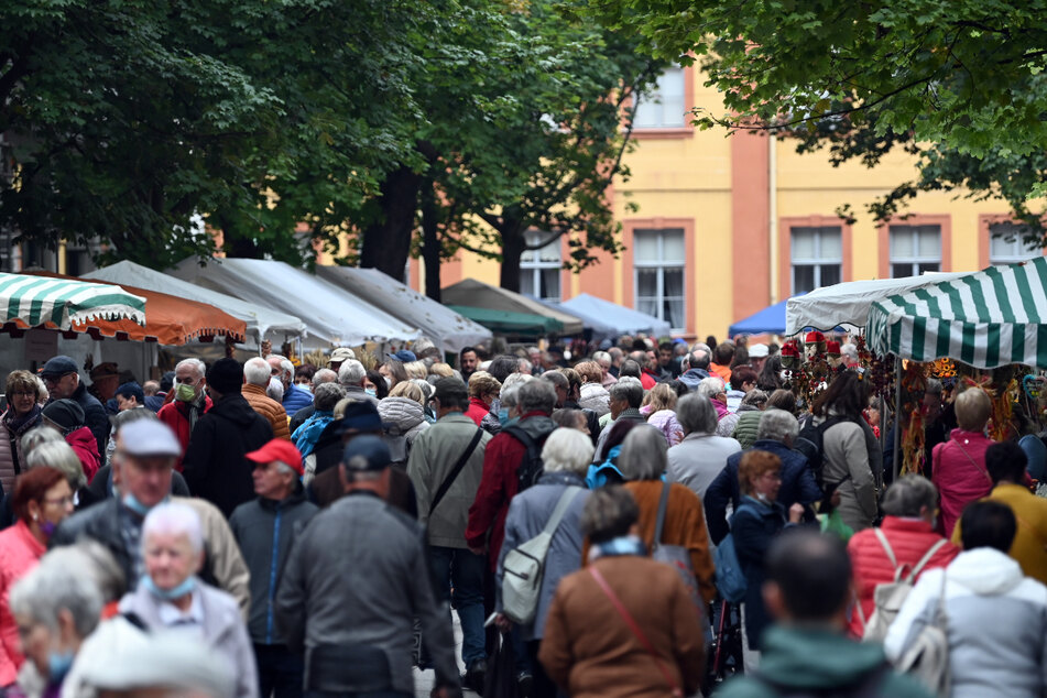 Zahlreiche Menschen schlenderten am Wochenende über den Weimarer Zwiebelmarkt. An die Maskenpflicht hielten sich allerdings nicht alle Besucher.