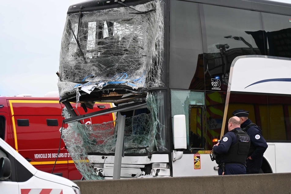 Der Reisebus wurde bei dem Unfall im nordfranzösischen Calais stark beschädigt.