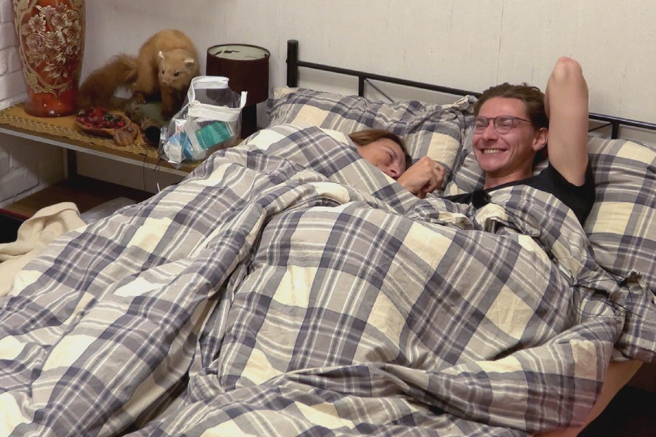 Claudia und Max Suhr (25) dürfen wieder im heimischen Bett kuscheln.