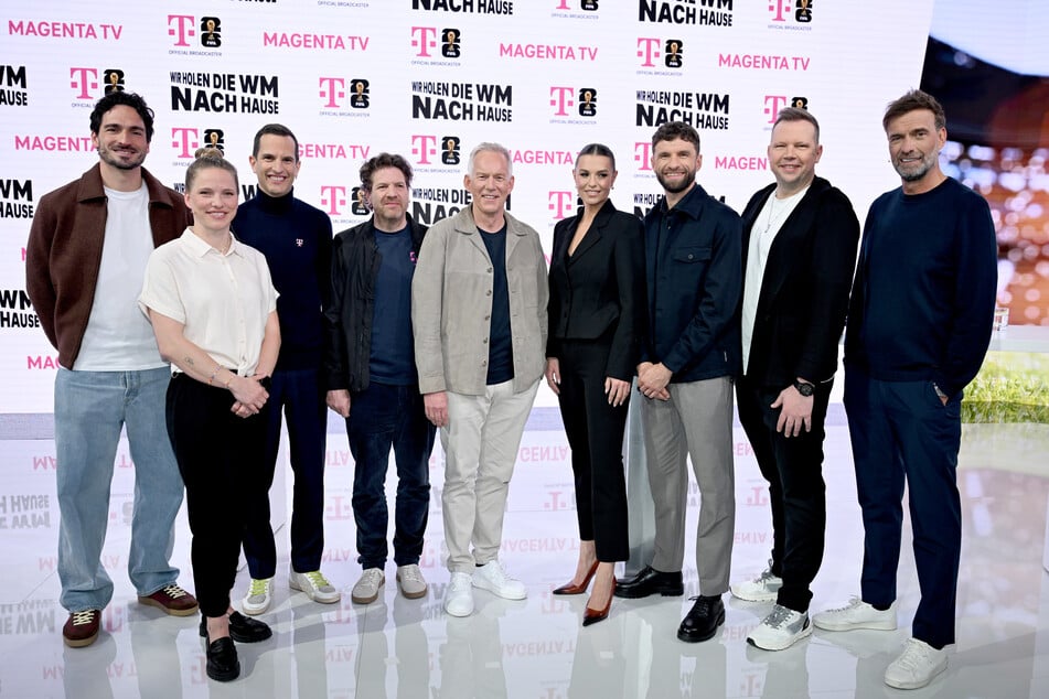Das WM-Team der Telekom (v.l.n.r.) Mats Hummels, Tabea Kemme, Rodrigo Diehl, Telekom-Vorstand Arnim Butzen, Johannes B. Kerner, Laura Wontorra, Thomas Müller, Wolff-Christoph Fuss und Jürgen Klopp.