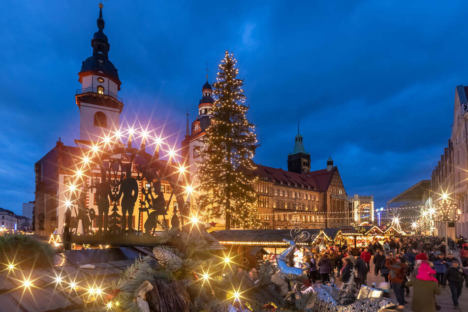 Die Beleuchtung des Weihnachtsbaumes, die Pyramide, die Lichterketten am Markt und viele Buden auf dem Chemnitzer Weihnachtsmarkt sind auf LED umgerüstet.