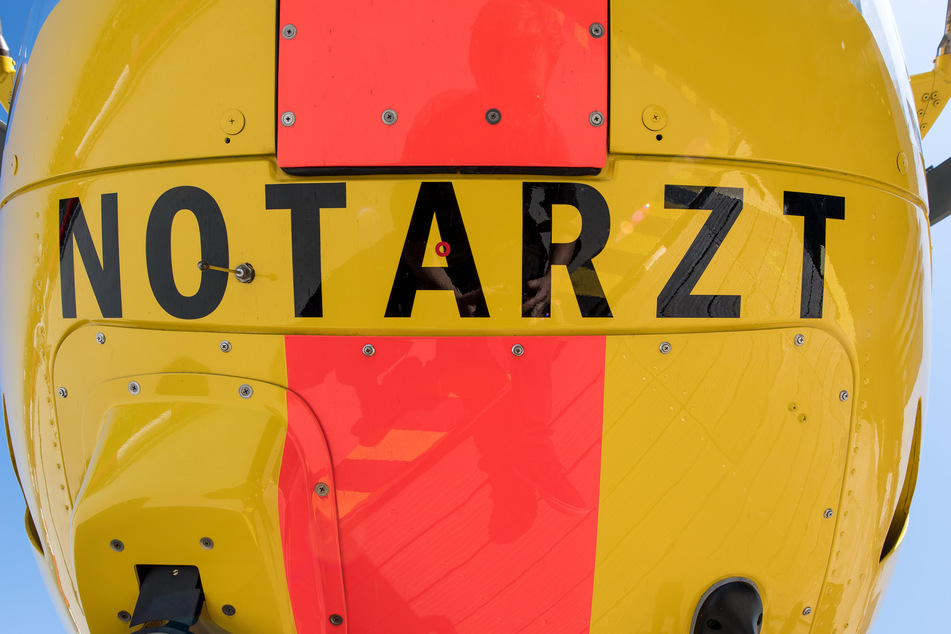 Der schwer verletzte Mann (63) musste mit einem Rettungshubschrauber in ein Krankenhaus gebracht werden. (Symbolbild)
