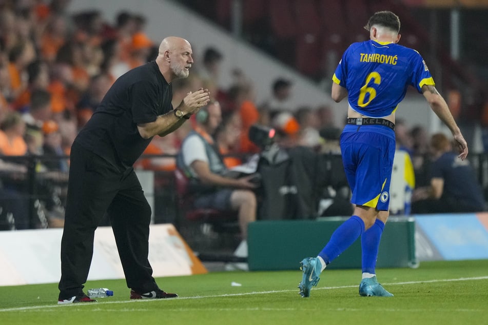 Sergej Barbarez (53, left) did not play in his first Sieg as national coach of Bosnia and Herzegovina.