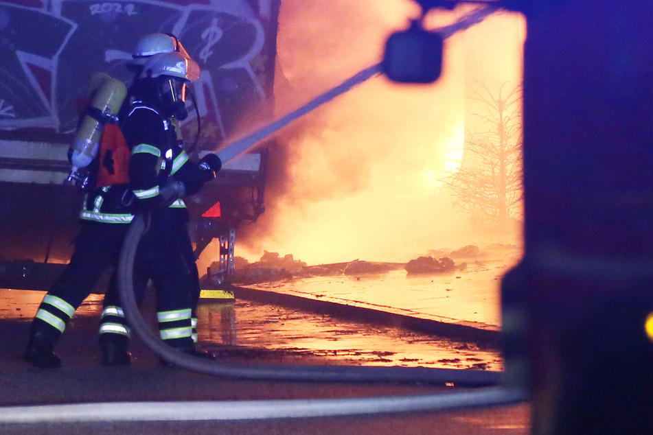 Nach den Löscharbeiten fand die Feuerwehr eine verbrannte Person in der Gartenlaube. (Symbolbild)