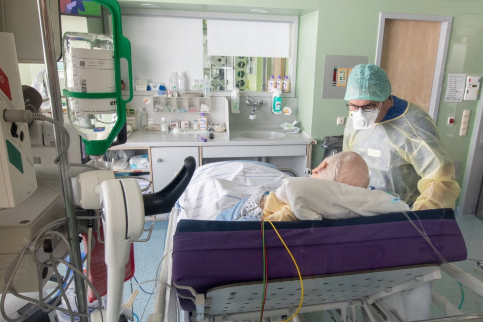 Ein Corona-Patient wird auf einer Isolierstation behandelt.