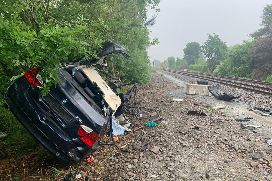 Der zerstörte BMW in Wilhelmshaven. Ein Insasse starb, ein zweiter musste reanimiert werden.