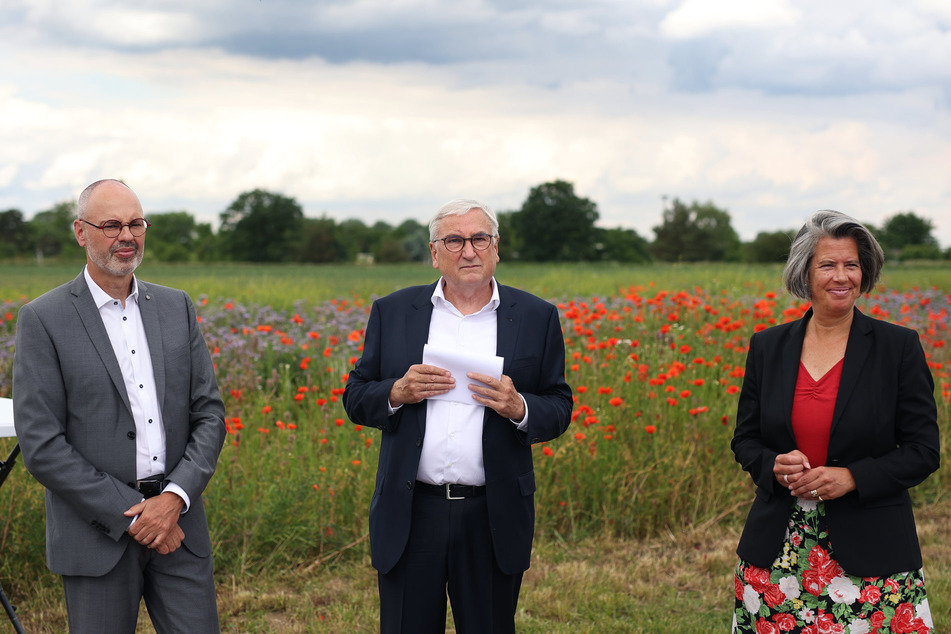 Vor zwei Jahren haben Immobilien-Projektmanager Thomas Poege (l.), Finanzminister Michael Richter (69, CDU, M.) und Innenministerin Tamara Zieschang (53, CDU) das ausgewählte Grundstück besichtigt. (Archivbild)