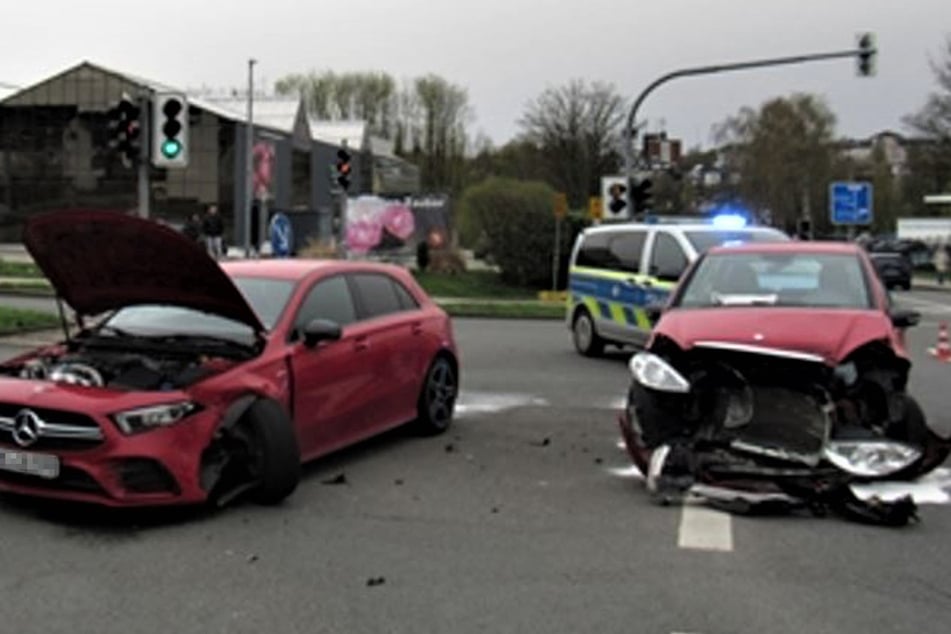 Mega-Schaden: Zwei Mercedes krachen auf Kreuzung ineinander