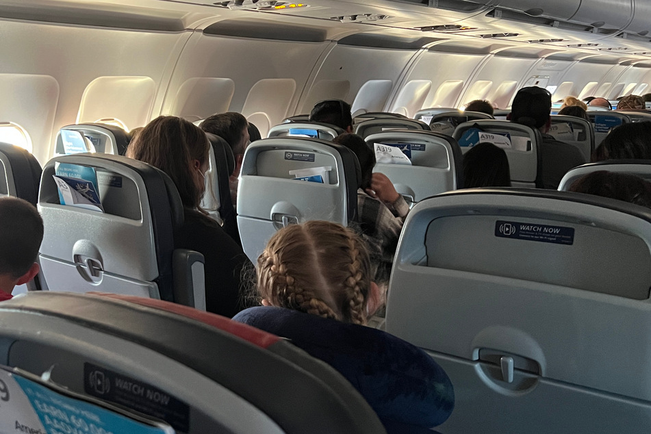 Betrunkene übergibt sich im Flugzeug auf fremdes Gepäck - Reaktion der Airline sorgt für Empörung!