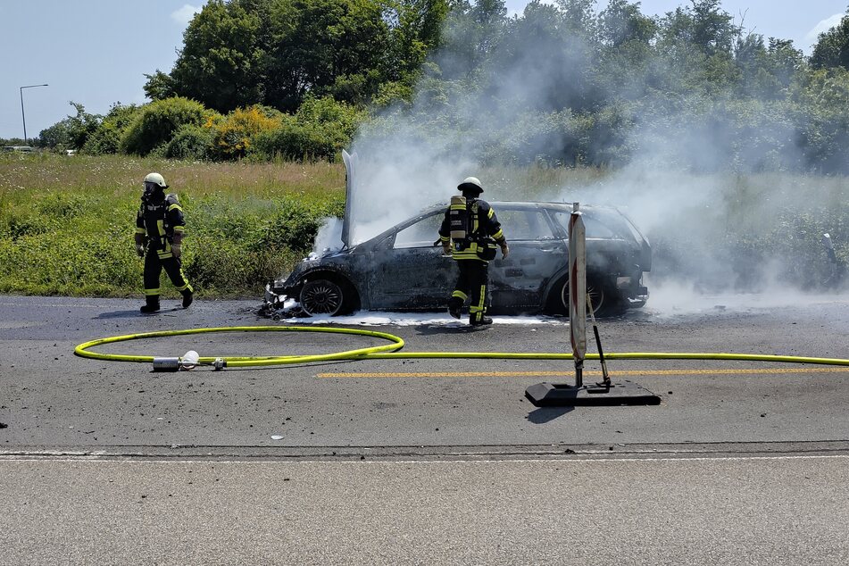 Das Auto stand bereits vollständig in Flammen, als die Feuerwehr eintraf.