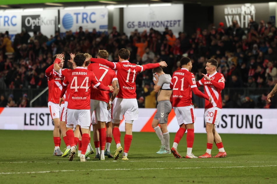 Feierstimmung zur Pause: Cottbus bejubelt die 2:0-Führung.