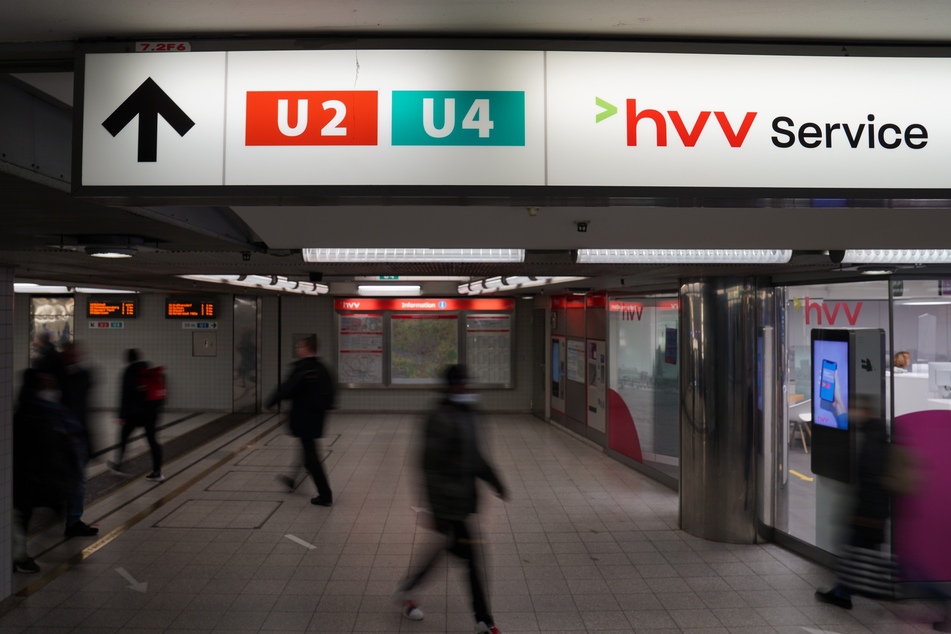 Zugang zu den U-Bahnlinien U2 und U4 am Hamburger "Jungfernstieg." Damit die U4 die gemeinsam genutzten Gleise im Hamburger Osten verlassen kann, wird an der Station "Horner Rennbahn" bis 2024 ein Kreuzungsbauwerk errichtet.