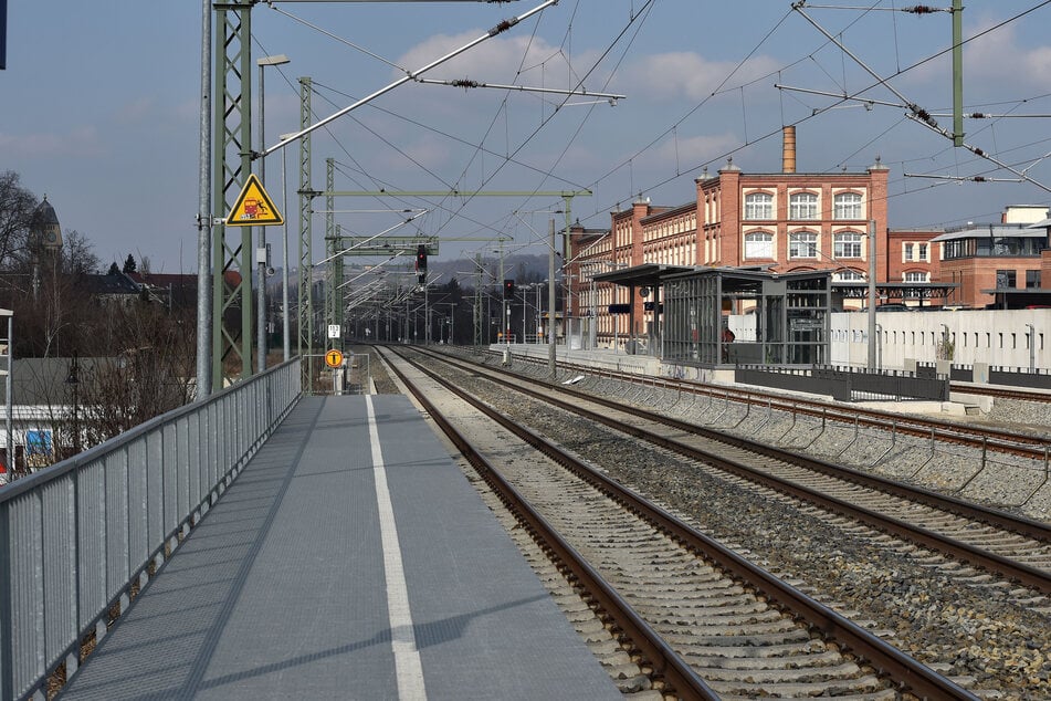 Am Bahnhof Dresden-Pieschen schlug ein Mann seine Partnerin. (Archivbild)