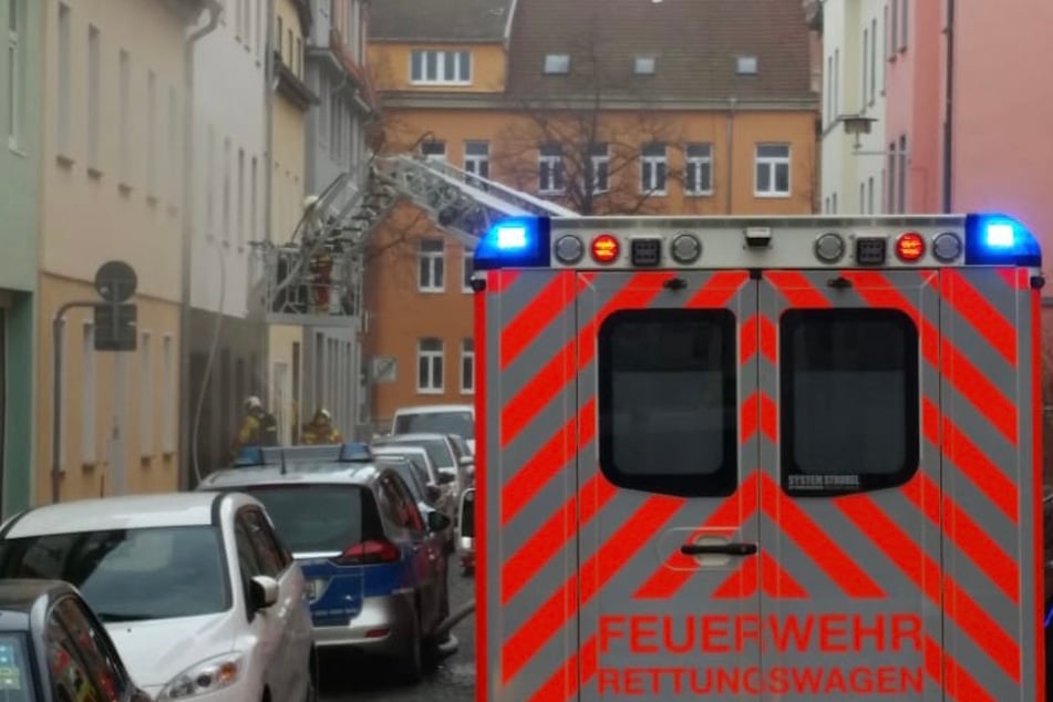 Essen auf dem Herd vergessen: Feuerwehr rettet Hund aus brennender Wohnung