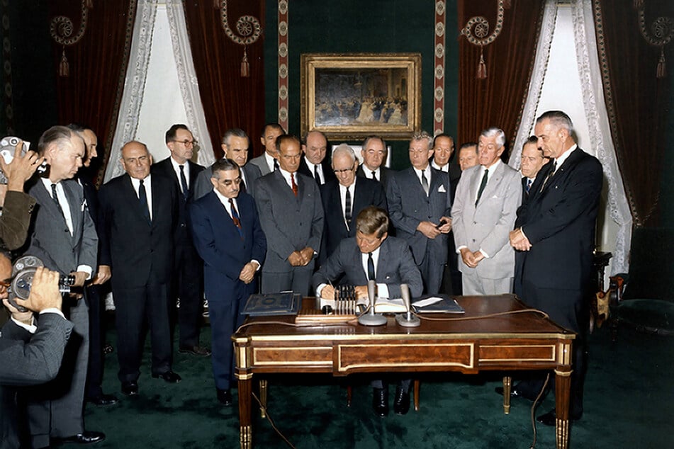 John F. Kennedy unterzeichnete den Vertrag im Weißen Haus, am 7. Oktober 1963.