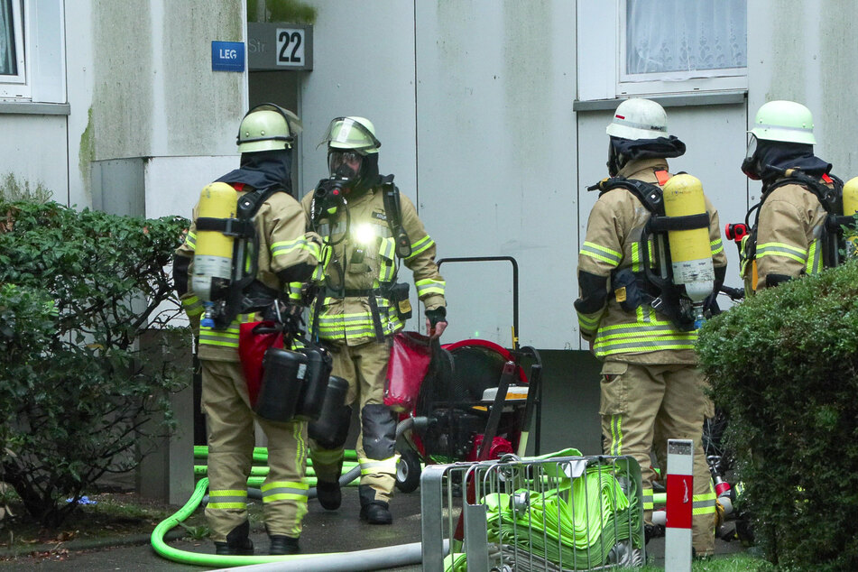 Ein Brand in einem Mehrfamilienhaus auf der Adam-Stegerwald-Straße beschäftigte am frühen Freitagmorgen (28. Juli) die Düsseldorfer Feuerwehr.