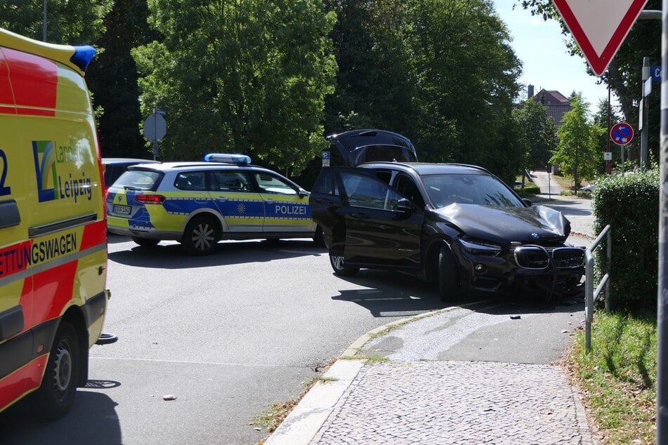Der BMW wurde durch den Aufprall vorn stark beschädigt.