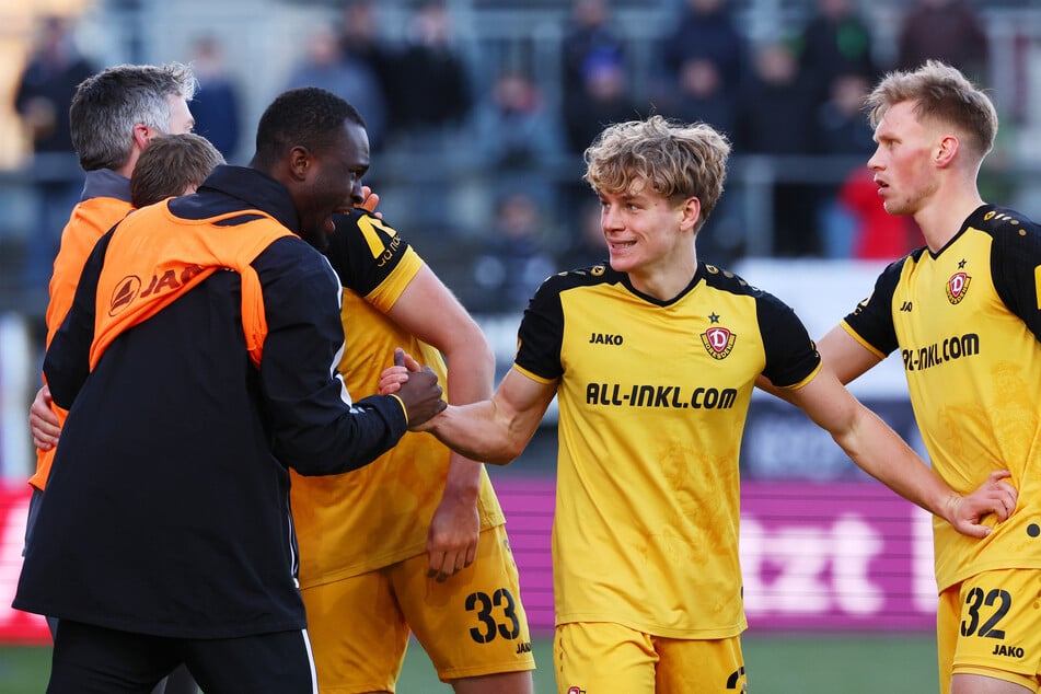 Jonas Oehmichen (20, 2.v.r.) zeigte in Sandhausen eine starke Leistung und hatte nach Abpfiff allen Grund zur Freude.