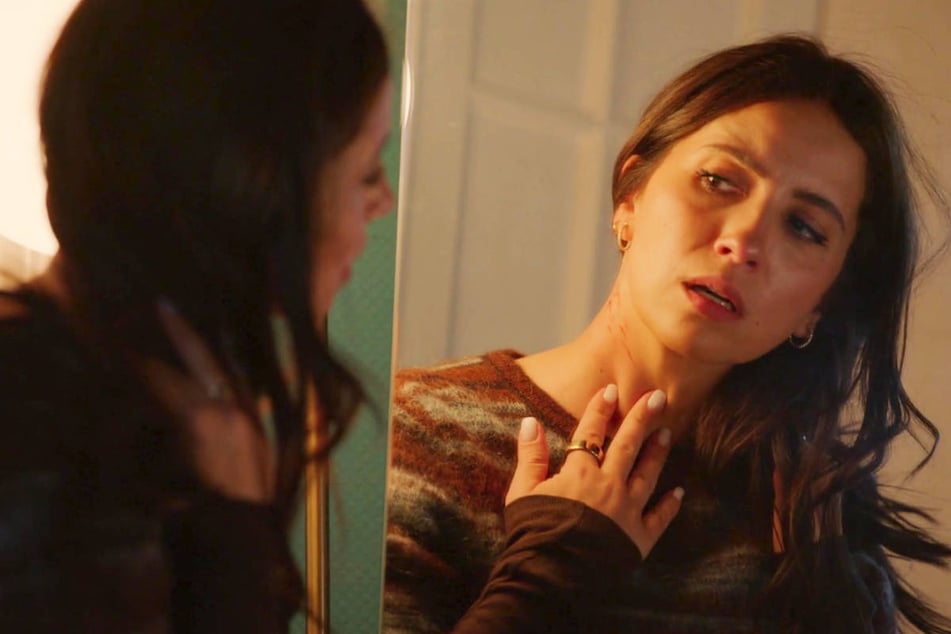Laura ist beim Kampf mit Zoe von ihrer Rivalin gekratzt worden - ihre DNA befindet sich unter den Fingernägeln der Toten.