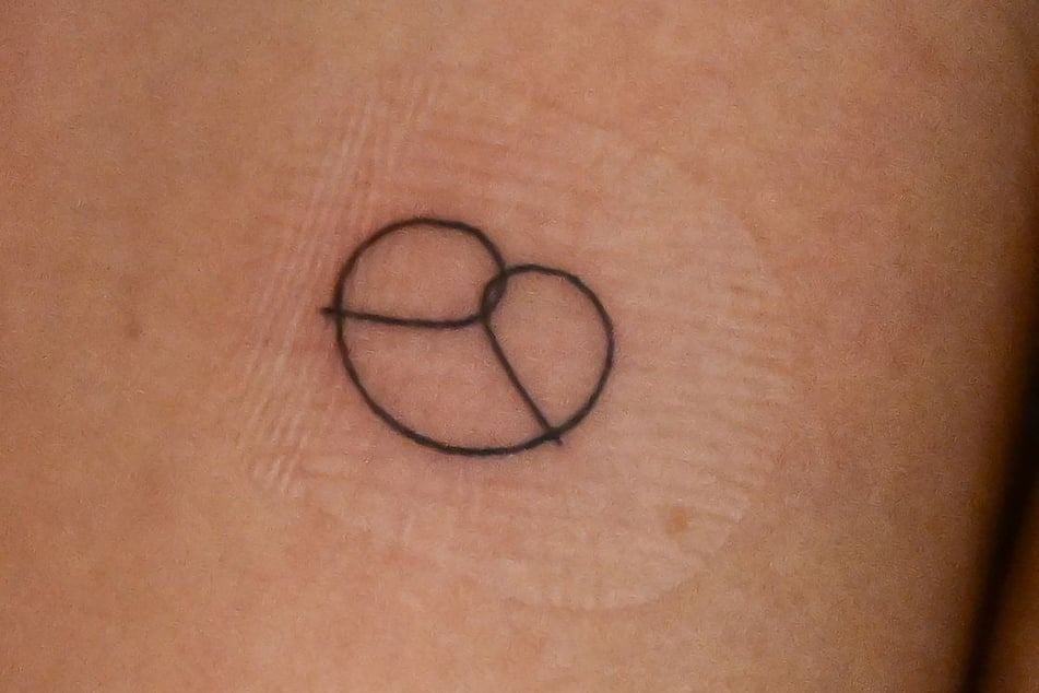 Die zierliche Brezel soll die Wahlkampf-Helfer an den großen Erfolg bei der Landtagswahl erinnern.