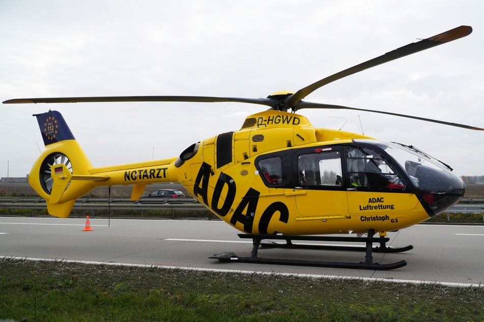 Ein Rettungshubschrauber flog zur Autobahn.