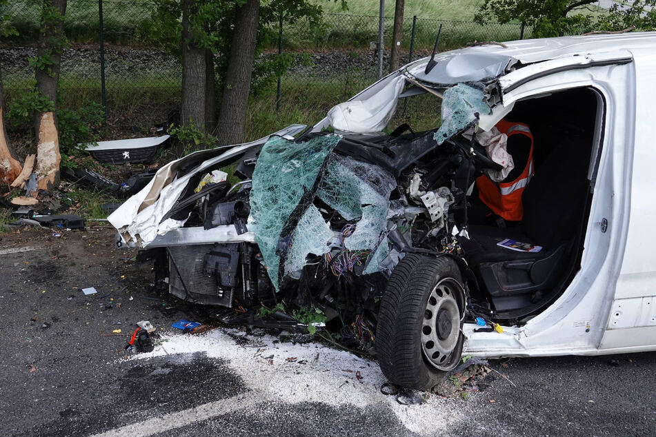 Am Peugeot Partner entstand Totalschaden. Der Mann überlebte schwer verletzt.