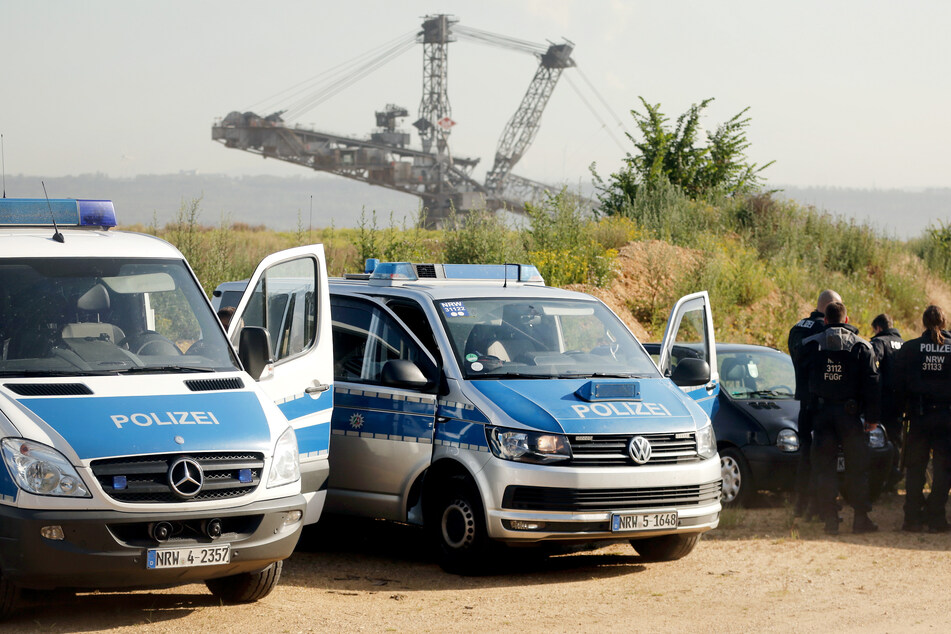 Die Polizei vor dem Tagebau Hambach.
