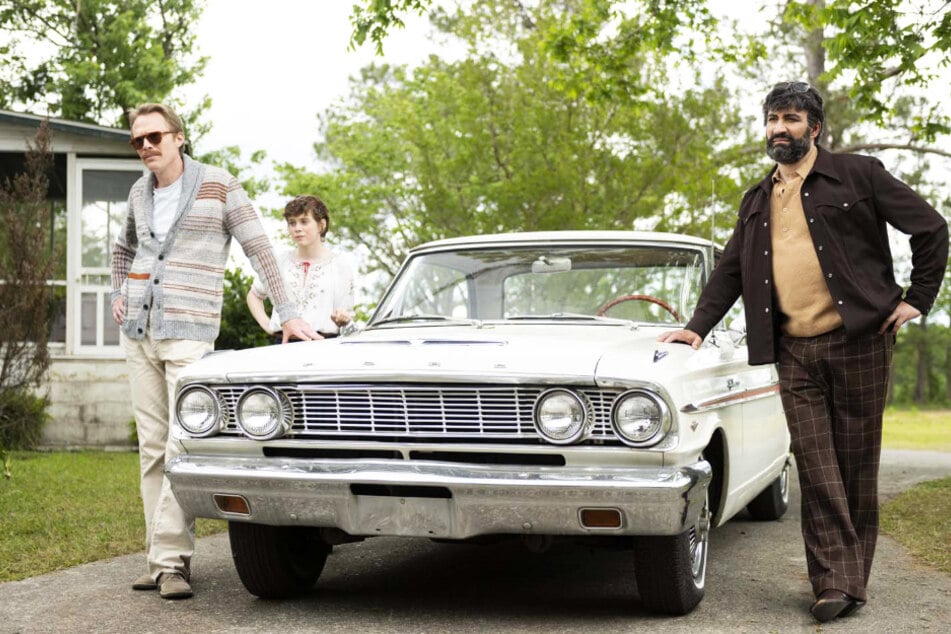 Von links nach rechts: Frank (Paul Bettany), Beth (Sophia Lillis) und Wally (Peter Macdissi) unterstützen einander.