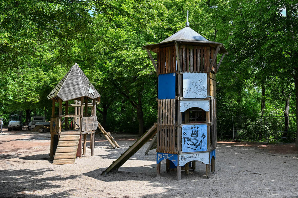 Spielgeräte sind laut Verwaltung nach Jahrzehnten des Gebrauchs stark abgenutzt.