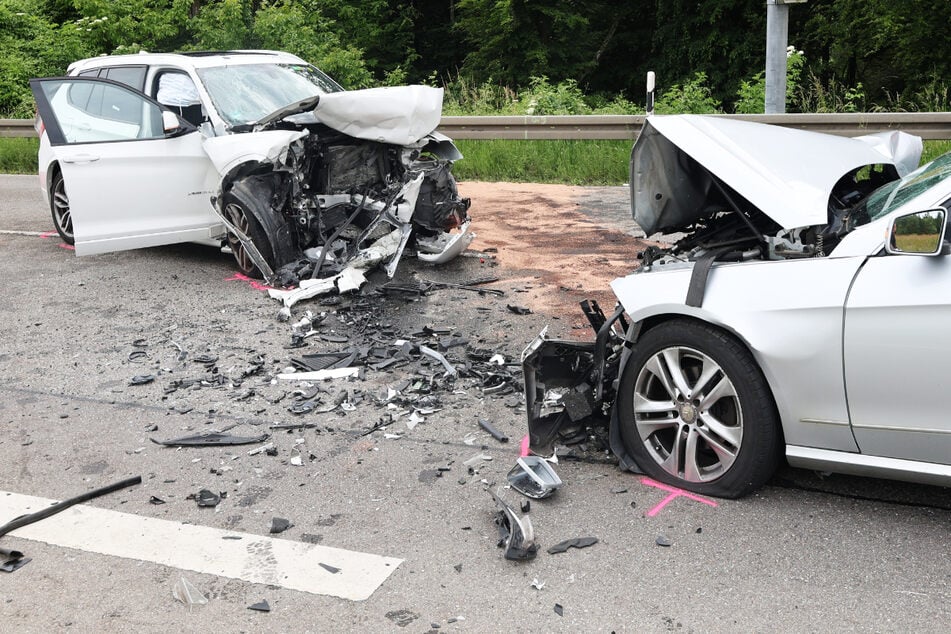 Bei einem schweren Unfall auf der B31 bei Überlingen haben am Bodensee am Mittwoch drei Menschen ihr Leben verloren.