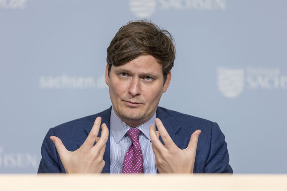 Sachsens Kultusminister Conrad Clemens (43, CDU) legte die Zahlen für Unterrichtsausfälle an der Oberschule in Altendorf offen.