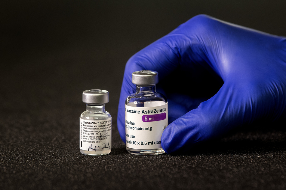 Immer mehr EU-Länder stoppen die Impfung mit Astrazeneca (r.). Der Impfstoff von Pfizer und Biontech wird weiter verabreicht.