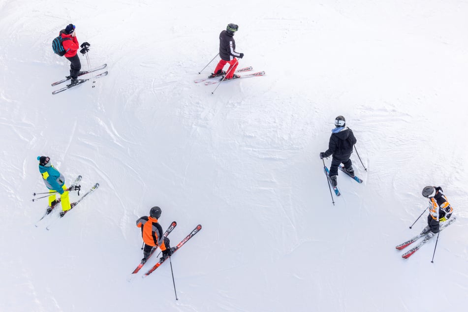 Skifahrer sind auf einer Piste der Skiarena Silbersattel Steinach unterwegs. (Archivbild)