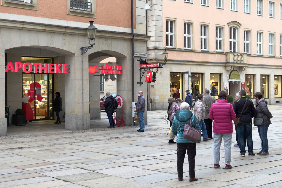An der Ahorn-Apotheke in der Chemnitzer Innenstadt stand am Dienstagmorgen eine lange Schlange.