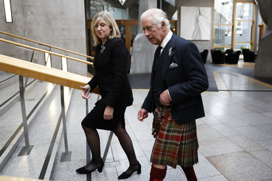 König Charles III. (73) und die Präsidentin des schottischen Parlaments Alison Johnstone (56) begeben sich in das Parlament von Edinburgh.