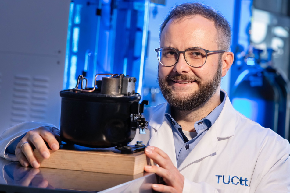 Markus Richter mit einem Kompressor-Modell: Dieses Gerät will der Wissenschaftler verbessern, um das Heizen mit Wärmepumpen billiger zu machen.