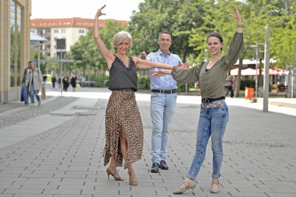 Cindy Hohmann (44, l.), Tilo Kühl-Schimmel (51) und Veronique Anke (22) von der Tanzschule Köhler-Schimmel probieren sich im Ballett für den Weltrekordversuch.