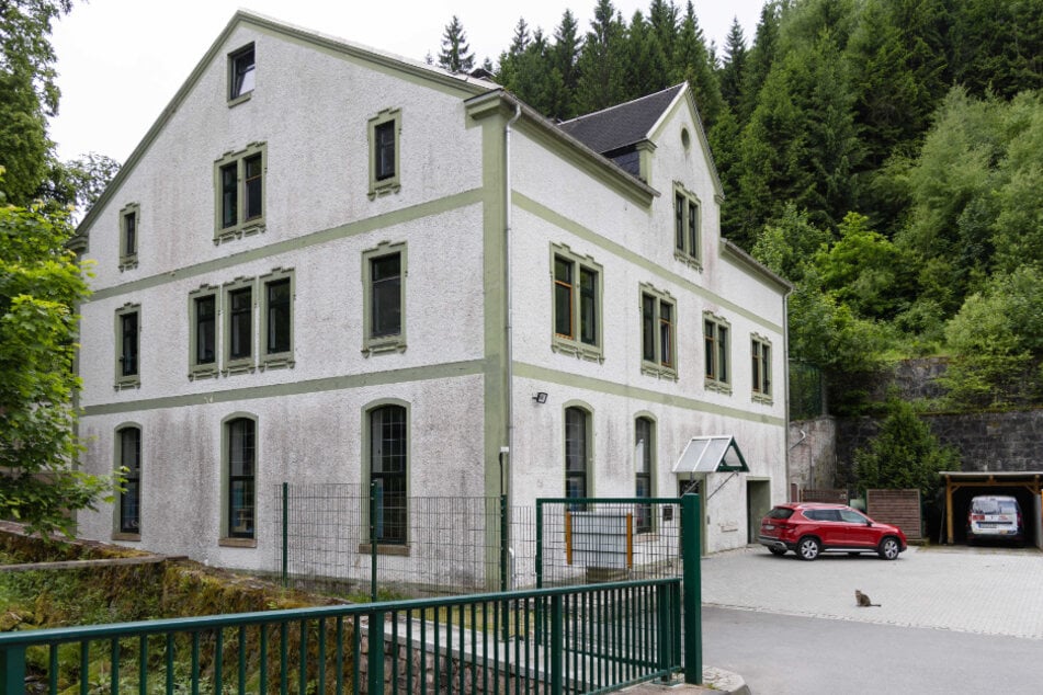 Das Hauptgebäude des Tierheims Bockau braucht ein neues Dach.