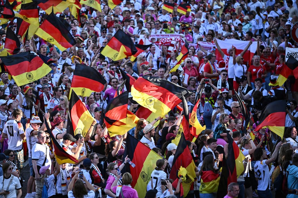 Rund 4000 Fans begleiteten die DFB-Elf beim Spiel gegen Polen, gegen Dänemark werden es etwa viermal so viele sein.
