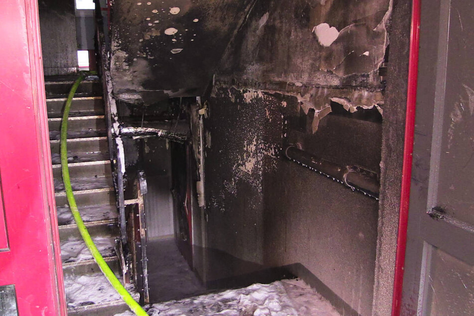 Das Treppenhaus weist im Erdgeschoss starke Brandschäden auf.