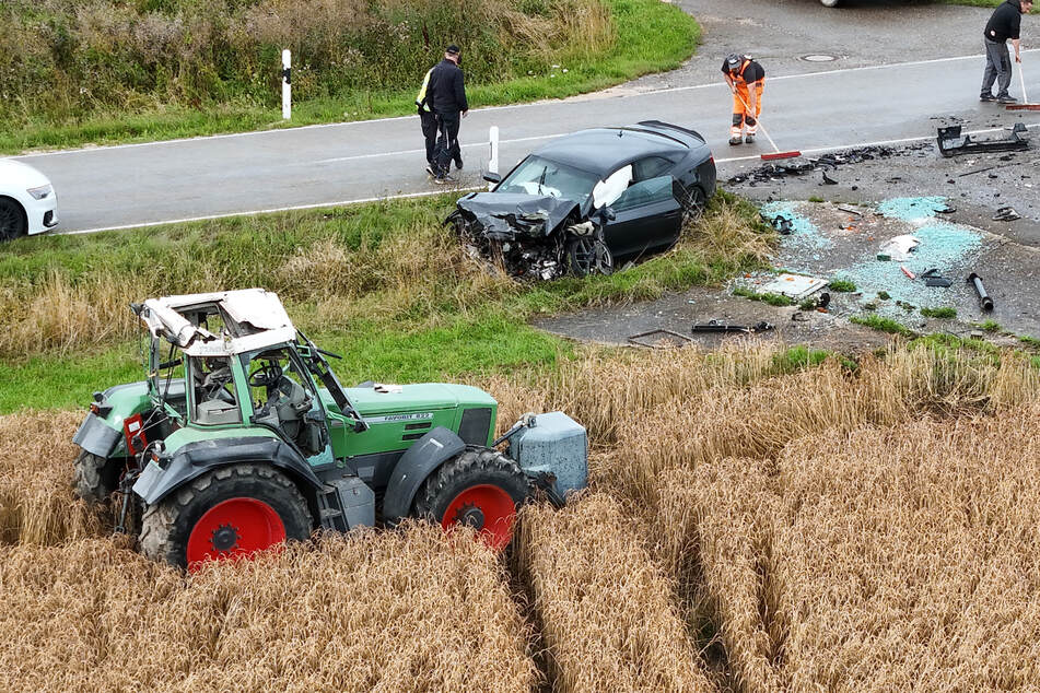 Der Audi war mit voller Wucht ins Heck des Traktors geknallt.
