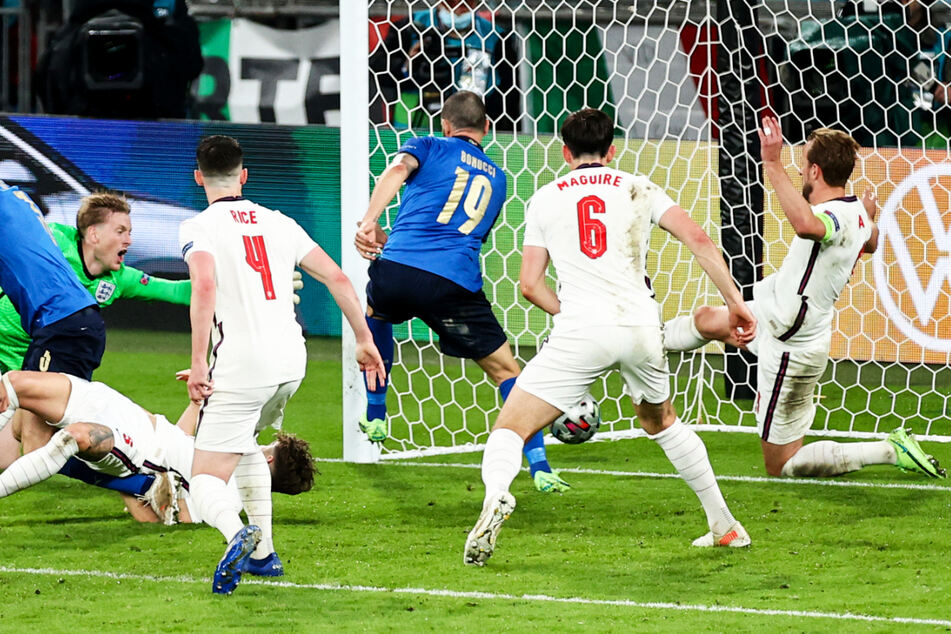 Leonardo Bonucci (3.v.r.) schaltet am schnellsten und trifft aus Nahdistanz zum 1:1 für Italien.