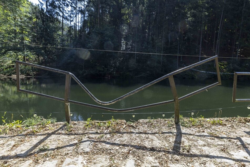 Ein Geländer am Amselsee zeigt die Wucht, mit der einer der Bäume umgerissen wurde.