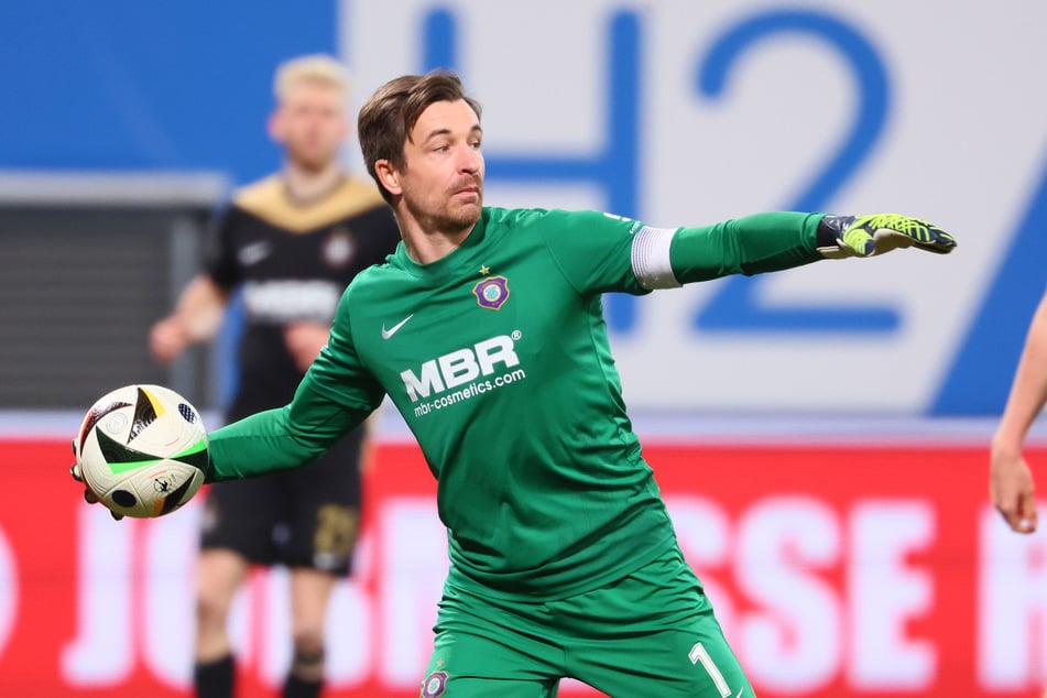 Aue-Keeper Martin Männel (37) macht weiter.