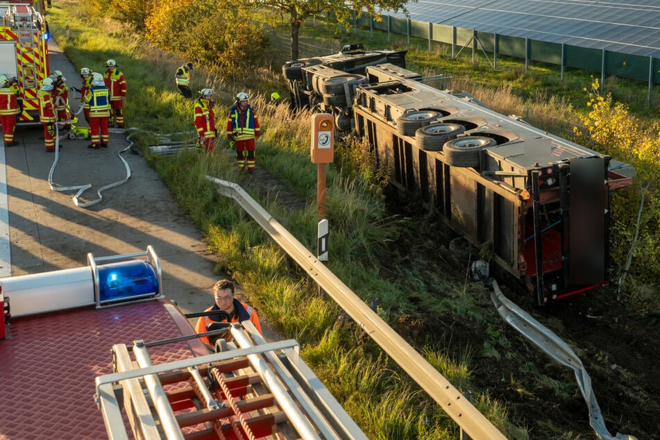 Unfall A24: Doppel-Crash auf A24: Laster kippt um, kurz darauf kracht es erneut