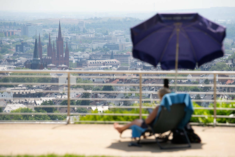 Blick vom Opelbad über die Stadt: Auch in Wiesbaden gelten am Samstag wieder strengere Corona-Regeln.