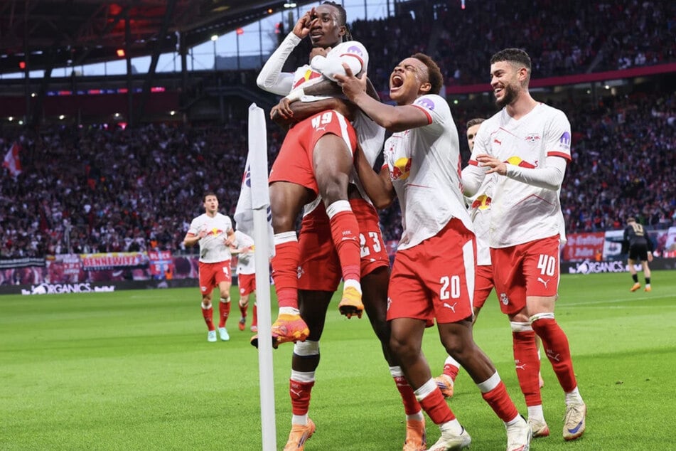 Das Hinspiel gewann RB Leipzig mit 3:1 gegen den VfB Stuttgart. Überragender Mann dort: Yan Diomande (19, l.), der das zwischenzeitliche 2:0 erzielte.